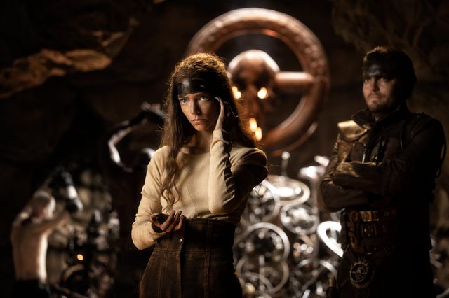 狂ってる…悪役クリヘム、腰にクマのお人形『マッドマックス：フュリオサ』新場面写真（2枚目）