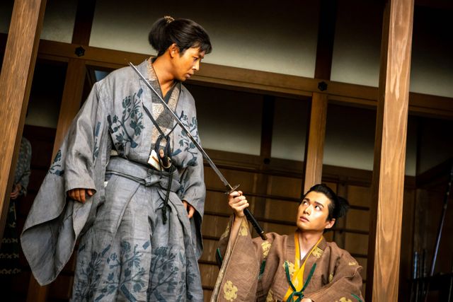 小一郎（仲野太賀）は信長（小栗旬）の前で驚きの行動に出る…「豊臣兄弟！」第6回場面写真（2枚目）