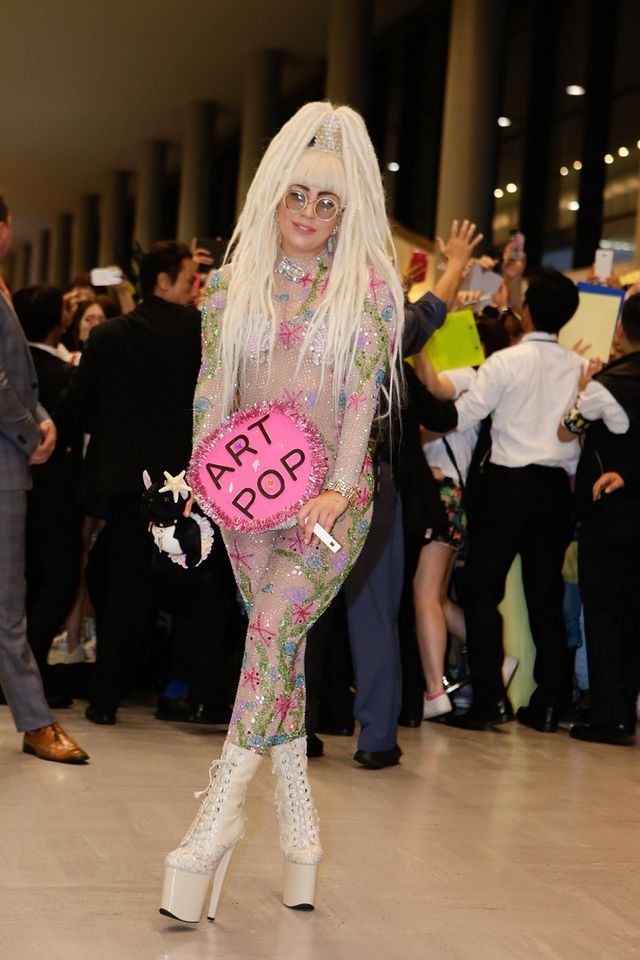 レディー・ガガが全身スケスケタイツで来日！フォトギャラリー：フォトギャラリー