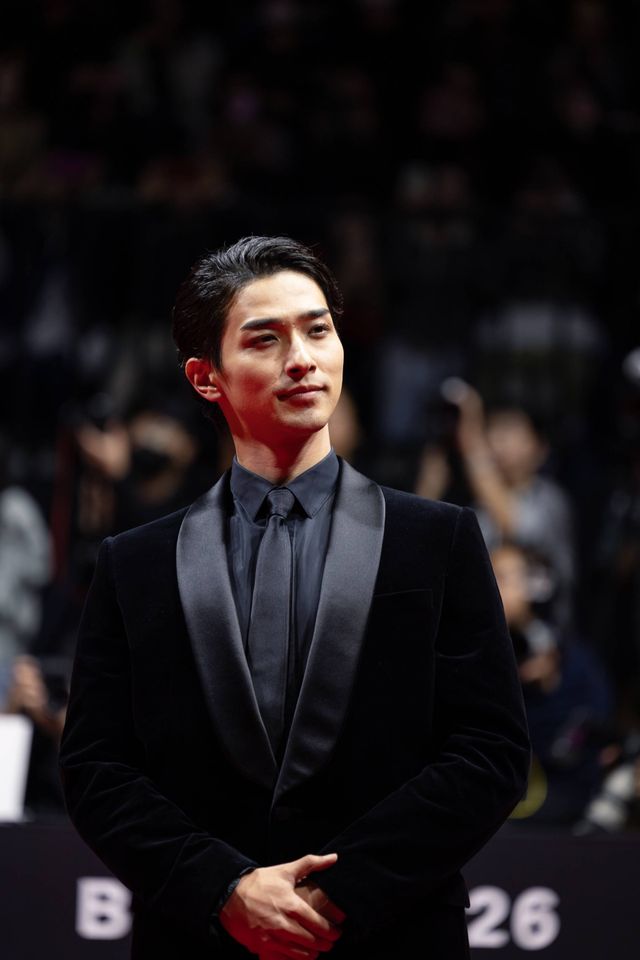 横浜流星、釜山国際映画祭レッドカーペットに登場！（4枚目）