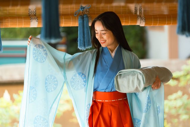 恋愛体質の和泉式部、シースルーの装いで登場！「光る君へ」第30回場面写真：フォトギャラリー