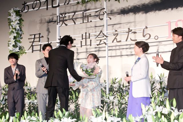 福山雅治がサプライズで登場！福原遥、水上恒司ら『あの花が咲く丘で、君とまた出会えたら。』完成披露舞台挨拶（2枚目）