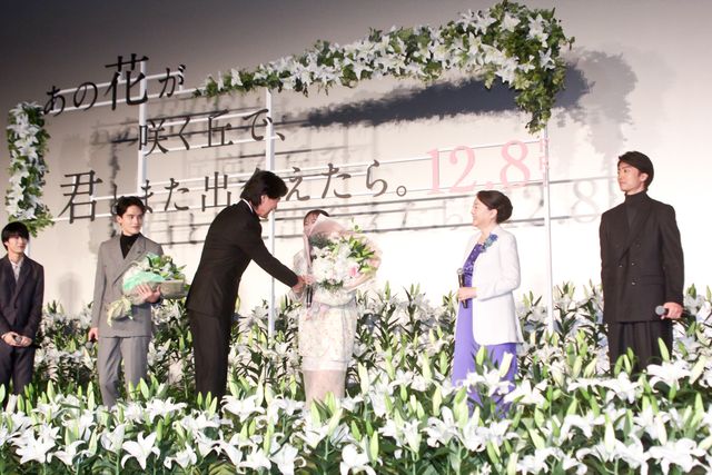 福山雅治がサプライズで登場！福原遥、水上恒司ら『あの花が咲く丘で、君とまた出会えたら。』完成披露舞台挨拶（4枚目）