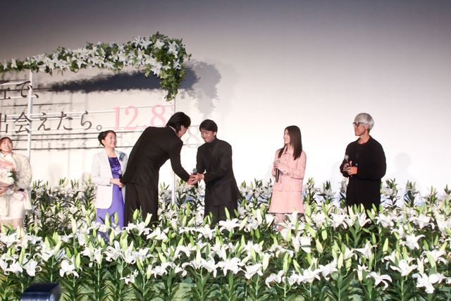 福山雅治がサプライズで登場！福原遥、水上恒司ら『あの花が咲く丘で、君とまた出会えたら。』完成披露舞台挨拶（5枚目）