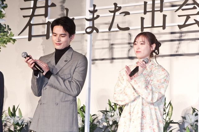 福山雅治がサプライズで登場！福原遥、水上恒司ら『あの花が咲く丘で、君とまた出会えたら。』完成披露舞台挨拶（17枚目）