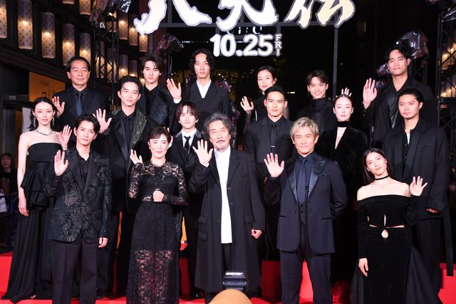 美の渋滞！『八犬伝』レッドカーペットの模様（2枚目）