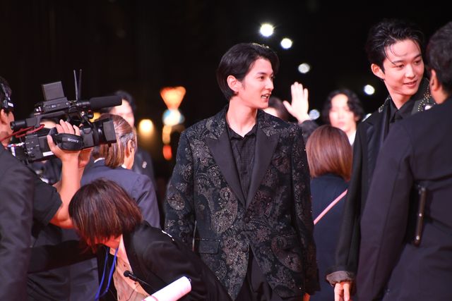 美の渋滞！『八犬伝』レッドカーペットの模様（5枚目）