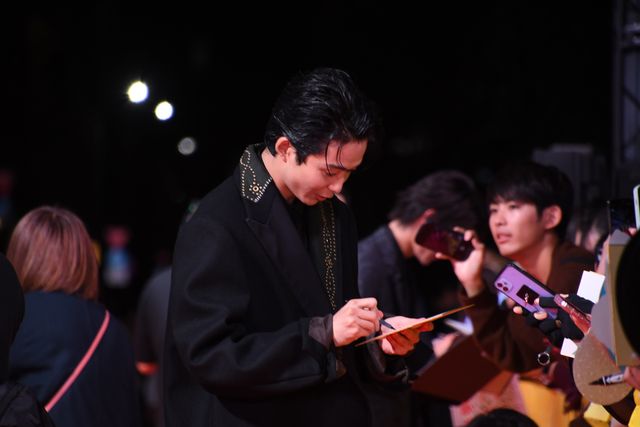 美の渋滞！『八犬伝』レッドカーペットの模様（7枚目）