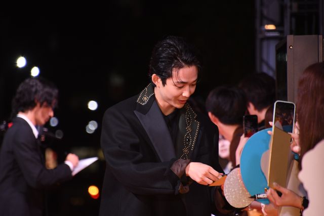 美の渋滞！『八犬伝』レッドカーペットの模様（10枚目）