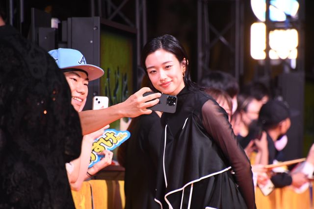 美の渋滞！『八犬伝』レッドカーペットの模様（20枚目）