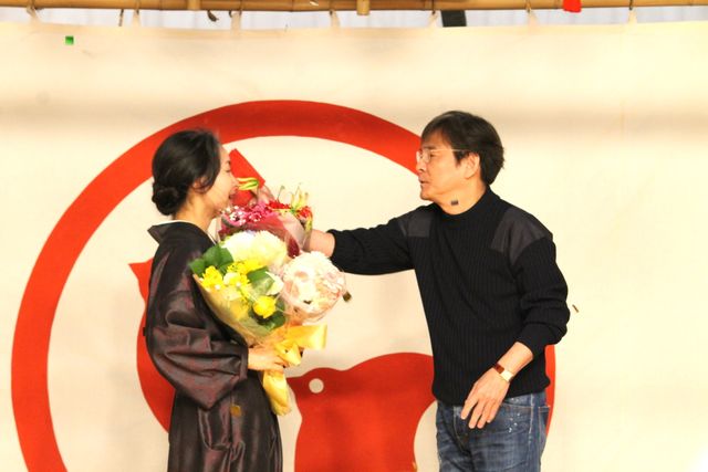 「わろてんか」撮影終了！葵わかな、共演者のサプライズに感極まる（4枚目）