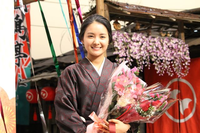 「わろてんか」撮影終了！葵わかな、共演者のサプライズに感極まる（6枚目）