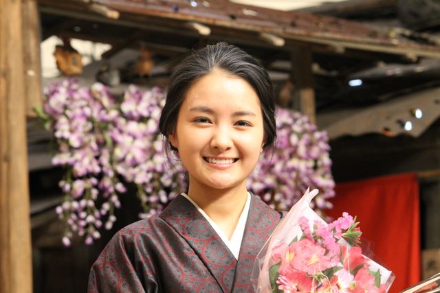 「わろてんか」撮影終了！葵わかな、共演者のサプライズに感極まる（8枚目）