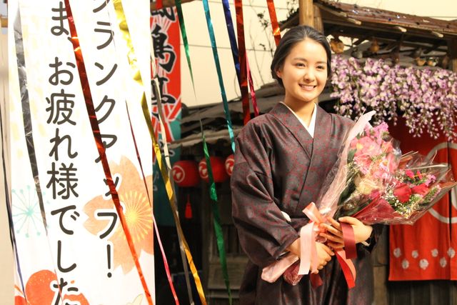 「わろてんか」撮影終了！葵わかな、共演者のサプライズに感極まる（11枚目）