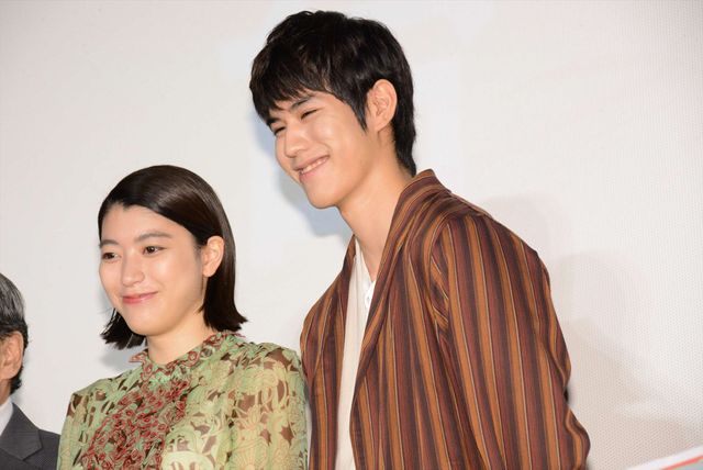 成海璃子＆寛一郎にっこり！『ナミヤ雑貨店の奇蹟』初日舞台あいさつ：フォトギャラリー