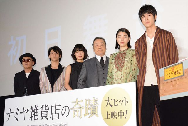 成海璃子＆寛一郎にっこり！『ナミヤ雑貨店の奇蹟』初日舞台あいさつ（2枚目）
