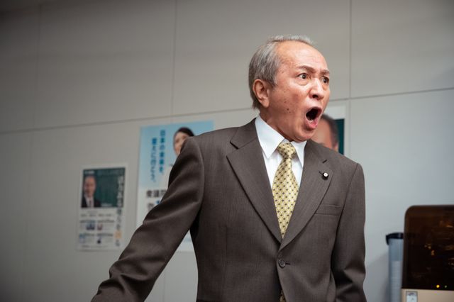 ポリティカルコメディー『決戦は日曜日』場面写真（4枚目）