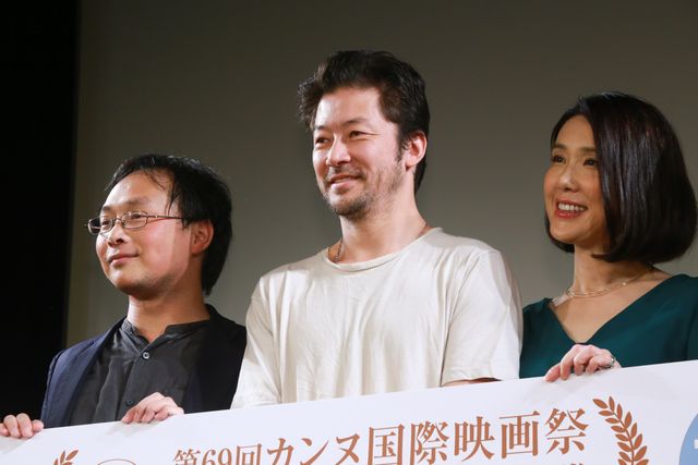浅野忠信、カンヌ受賞に感極まる：フォトギャラリー