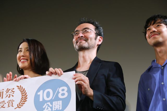 浅野忠信、カンヌ受賞に感極まる（4枚目）