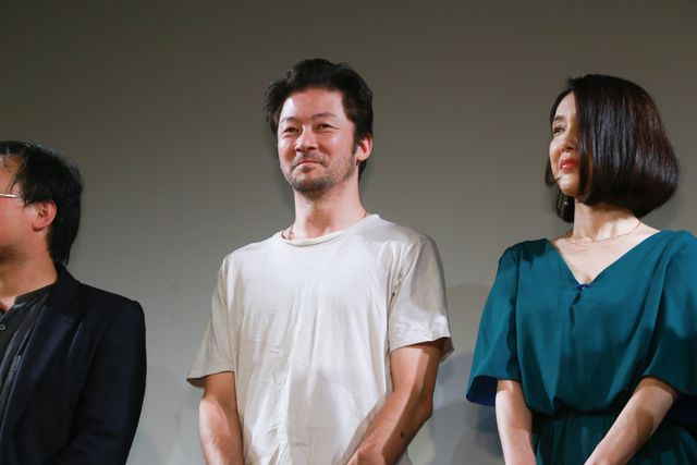 浅野忠信、カンヌ受賞に感極まる（8枚目）