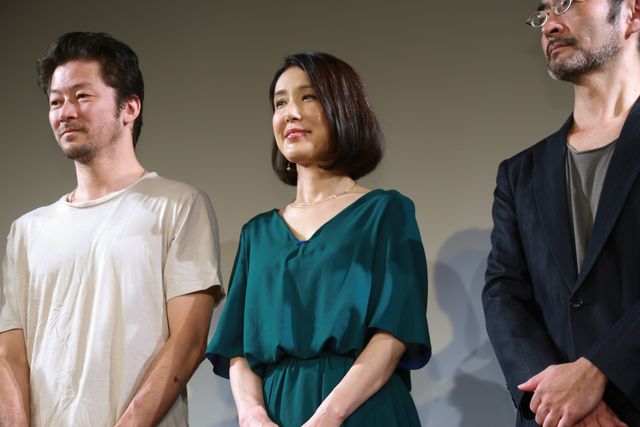 浅野忠信、カンヌ受賞に感極まる（9枚目）