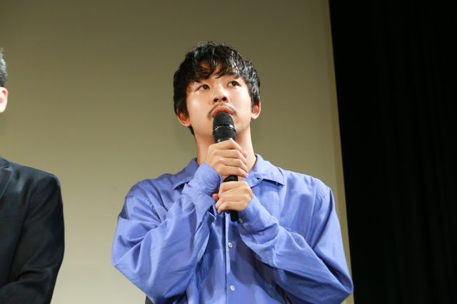 浅野忠信、カンヌ受賞に感極まる（10枚目）