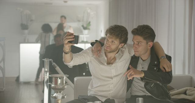 拷問装置に囚われた仲間を制限時間内に救出できるのか…？『＃フォロー・ミー』（2枚目）