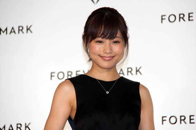 有村架純、大人セクシードレスにダイヤモンドがキラリ！フォトギャラリー（3枚目）