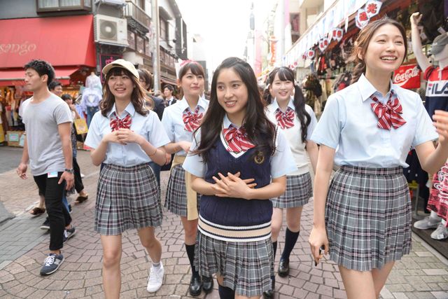 土屋太鳳、やっぱりスタイルいい～！かわいい制服ショット　『兄に愛されすぎて困ってます』“兄の日”制服女子会イベント（2枚目）