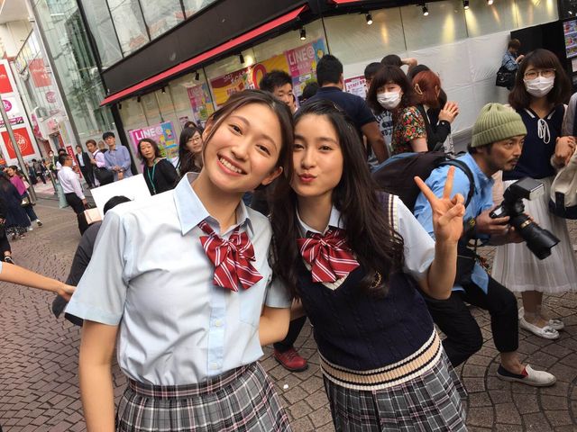 土屋太鳳、やっぱりスタイルいい～！かわいい制服ショット　『兄に愛されすぎて困ってます』“兄の日”制服女子会イベント（4枚目）