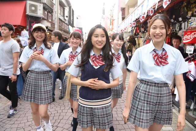 土屋太鳳、やっぱりスタイルいい～！かわいい制服ショット　『兄に愛されすぎて困ってます』“兄の日”制服女子会イベント（5枚目）