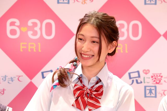 土屋太鳳、やっぱりスタイルいい～！かわいい制服ショット　『兄に愛されすぎて困ってます』“兄の日”制服女子会イベント（10枚目）