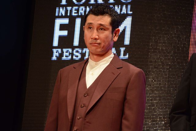 稲垣吾郎、黒いスーツでクールに決める！：フォトギャラリー