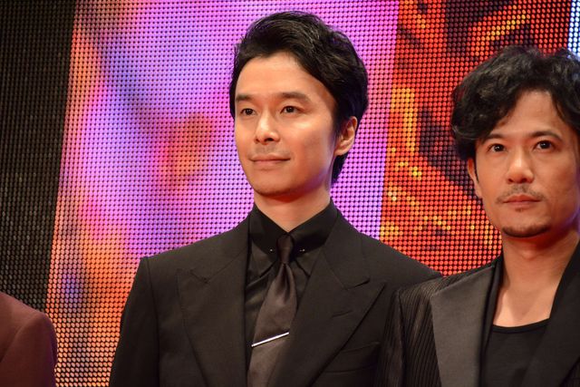 稲垣吾郎、黒いスーツでクールに決める！（2枚目）