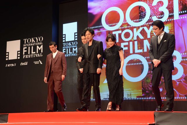 稲垣吾郎、黒いスーツでクールに決める！（8枚目）