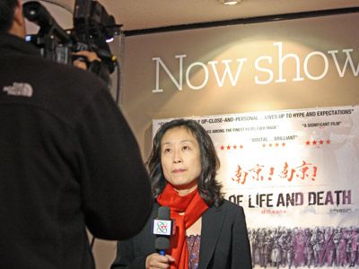 写真は　中国のテレビ取材班。『南京！南京！』上映を伝える