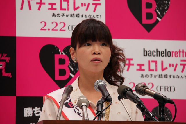 憎きウエディングドレスと格闘する大久保佳代子フォトギャラリー（2枚目）