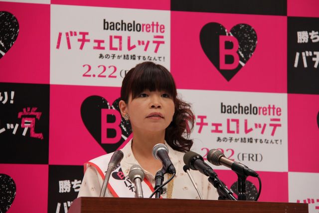 憎きウエディングドレスと格闘する大久保佳代子フォトギャラリー（3枚目）