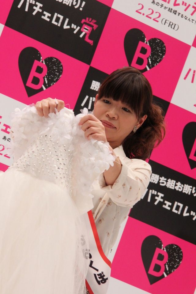 憎きウエディングドレスと格闘する大久保佳代子フォトギャラリー（6枚目）