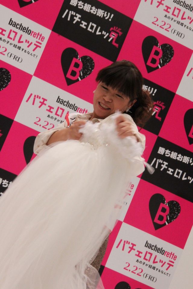 憎きウエディングドレスと格闘する大久保佳代子フォトギャラリー（7枚目）