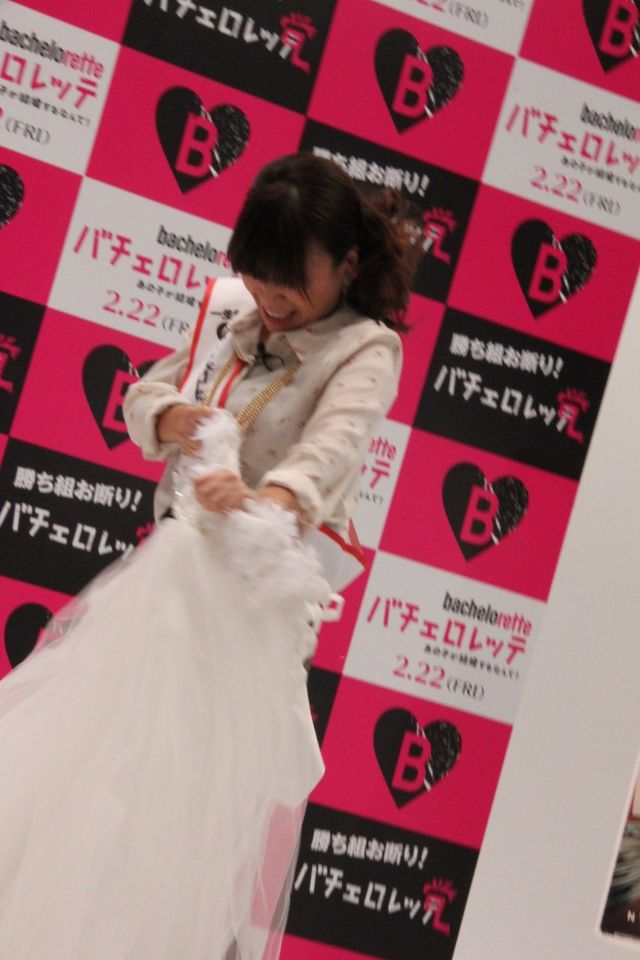 憎きウエディングドレスと格闘する大久保佳代子フォトギャラリー（10枚目）