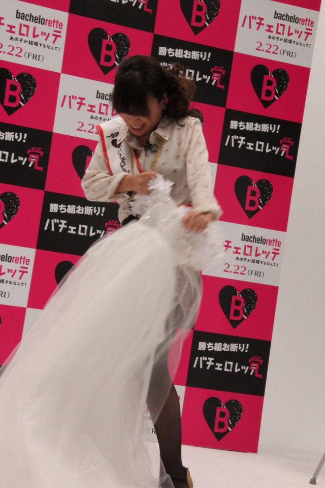 憎きウエディングドレスと格闘する大久保佳代子フォトギャラリー（11枚目）