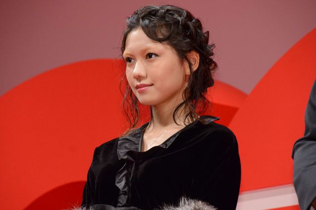 福山雅治＆吉田羊、映画『SCOOP！』資料で大物俳優の張り込みDVDを鑑賞　画像ギャラリー：フォトギャラリー