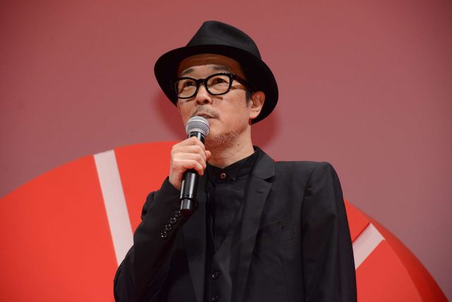 福山雅治＆吉田羊、映画『SCOOP！』資料で大物俳優の張り込みDVDを鑑賞　画像ギャラリー（4枚目）