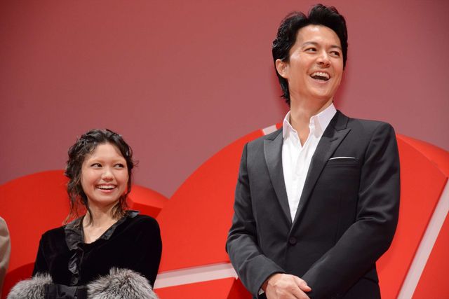 福山雅治＆吉田羊、映画『SCOOP！』資料で大物俳優の張り込みDVDを鑑賞　画像ギャラリー（5枚目）