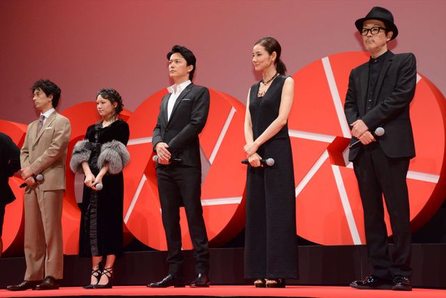 福山雅治＆吉田羊、映画『SCOOP！』資料で大物俳優の張り込みDVDを鑑賞　画像ギャラリー（6枚目）