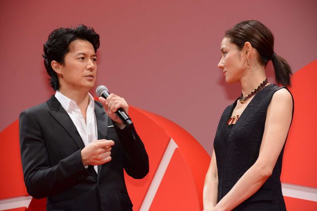 福山雅治＆吉田羊、映画『SCOOP！』資料で大物俳優の張り込みDVDを鑑賞　画像ギャラリー（7枚目）