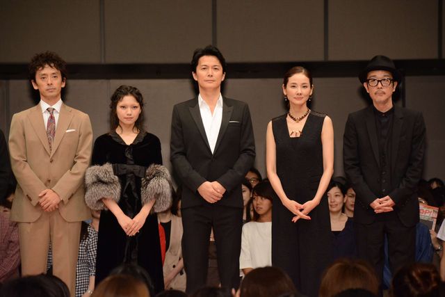 福山雅治＆吉田羊、映画『SCOOP！』資料で大物俳優の張り込みDVDを鑑賞　画像ギャラリー（8枚目）