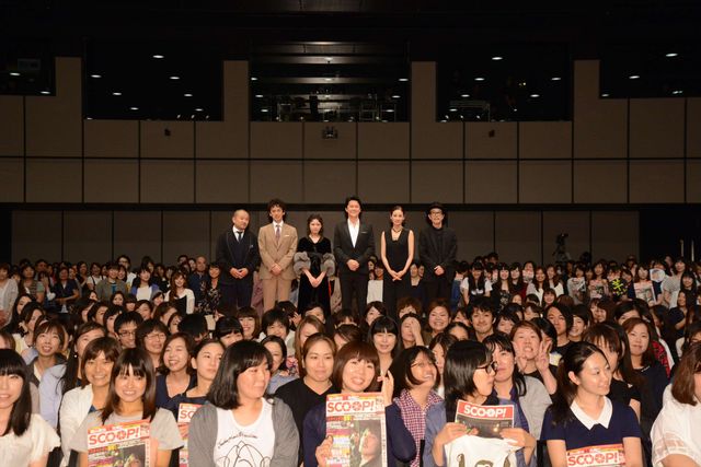 福山雅治＆吉田羊、映画『SCOOP！』資料で大物俳優の張り込みDVDを鑑賞　画像ギャラリー（9枚目）