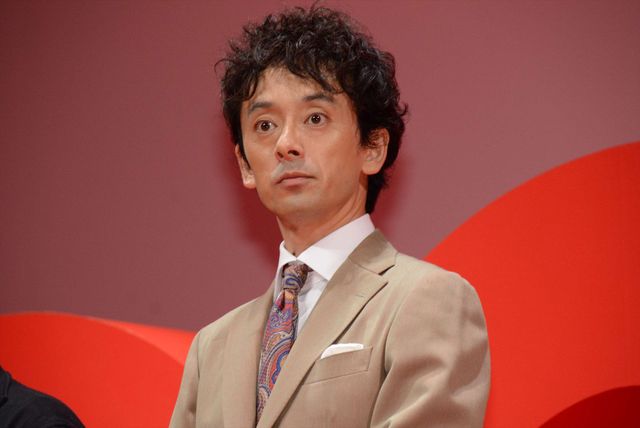 福山雅治＆吉田羊、映画『SCOOP！』資料で大物俳優の張り込みDVDを鑑賞　画像ギャラリー（12枚目）